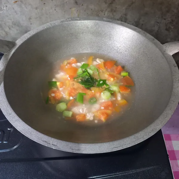 Masukkan juga seledri dan irisan daun bawang. Bumbui dengan garam, gula, dan kaldu bubuk. Masak sampai tomat matang. Angkat dan sajikan.