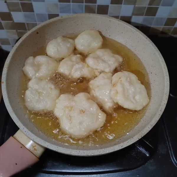 Panaskan minyak goreng cireng hingga matang dan mengembang. Angkat dan tiriskan.