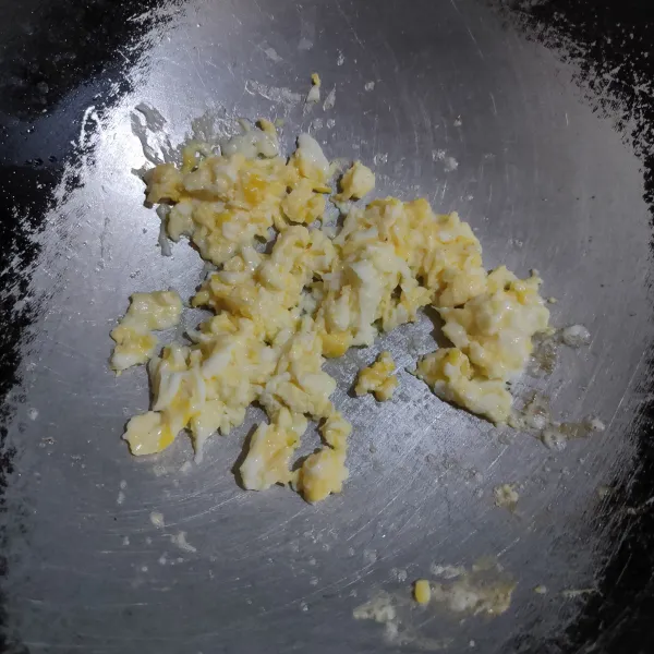Panaskan secukupnya minyak goreng, lalu masukkan telur dan buat orak-arik.
