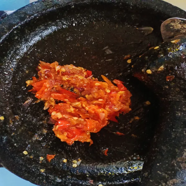 Selanjutnya haluskan secara kasar, lalu tambahkan penyedap rasa dan gula pasir.