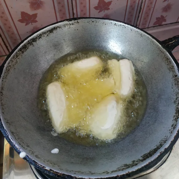 Panaskan minyak goreng secukupnya, masukkan pisang dan goreng hingga matang.