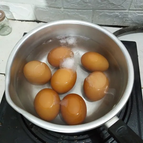 Rebus telur hingga matang, angkat lalu kupas kulitnya.