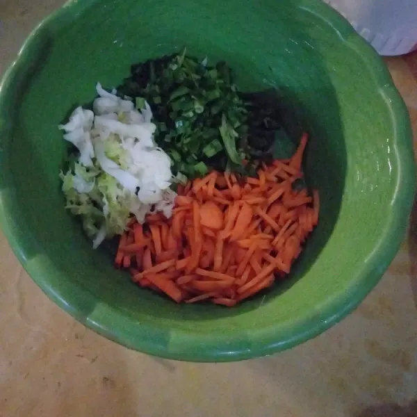 Potong potong wortel, kubis, daun bawang, daun seledri