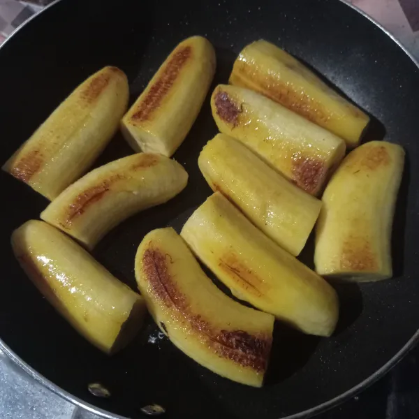 Potong pisang nangka jadi 2, lalu tumis dengan margarin hingga matang