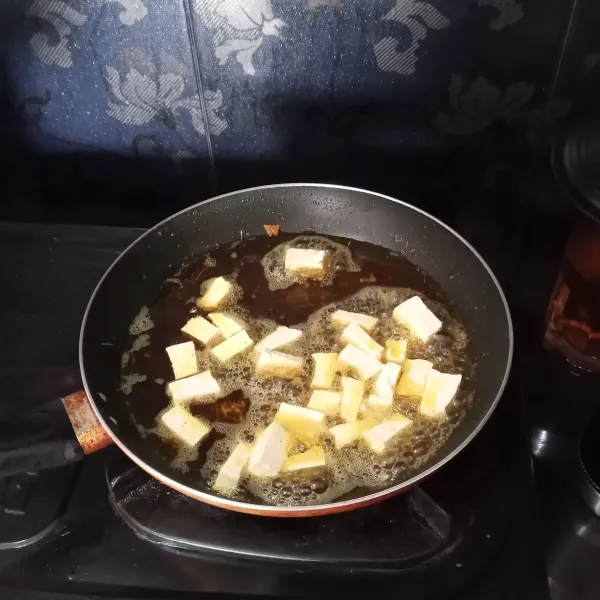 Goreng tahu hingga matang, angkat lalu sisihkan.