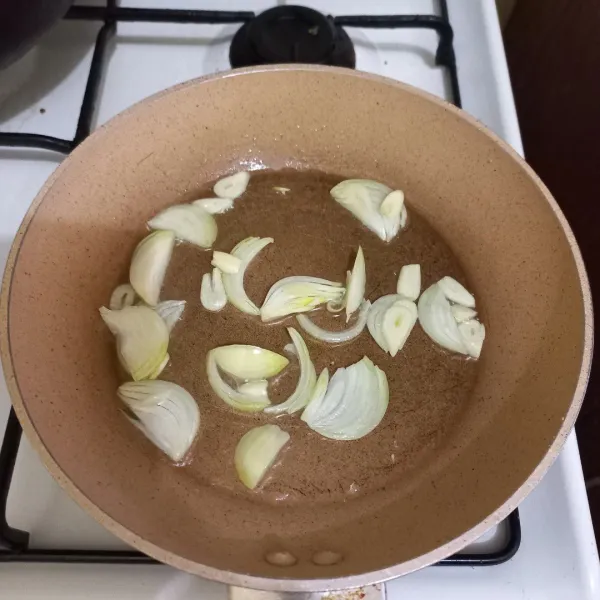 Tumis bawang putih cincang dan irisan bawang bombay hingga harum.
