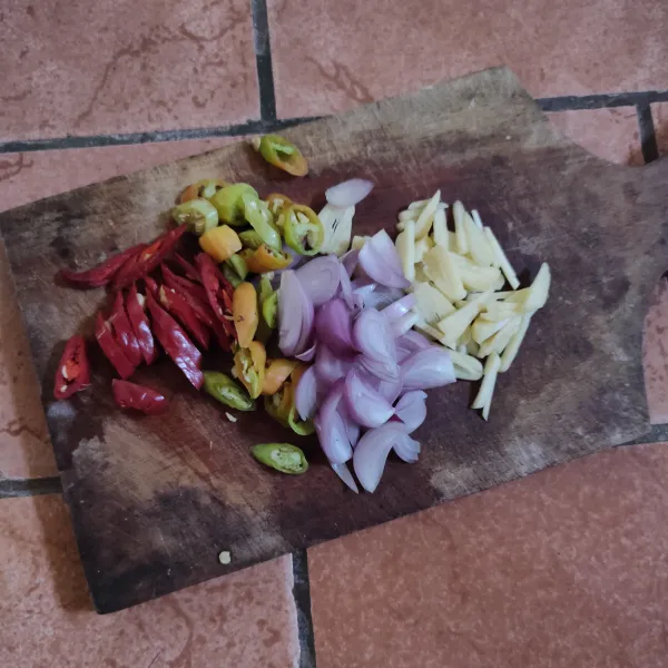 Iris bawang merah, bawang putih, cabe rawit dan cabe merah.