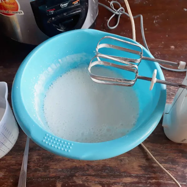 Ayak terigu dan baking powder. Masukkan terigu dan air ragi secara bergatian ke dalam adonan putih telur, mixer asal rata saja.