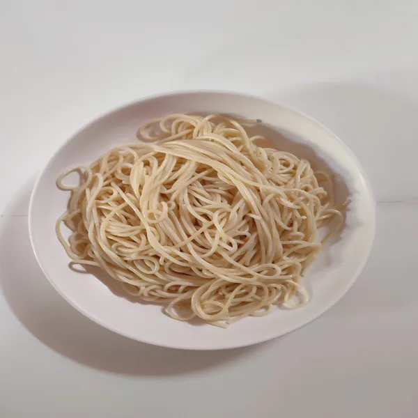 Rebus spaghetti hingga matang, angkat dan tiriskan.