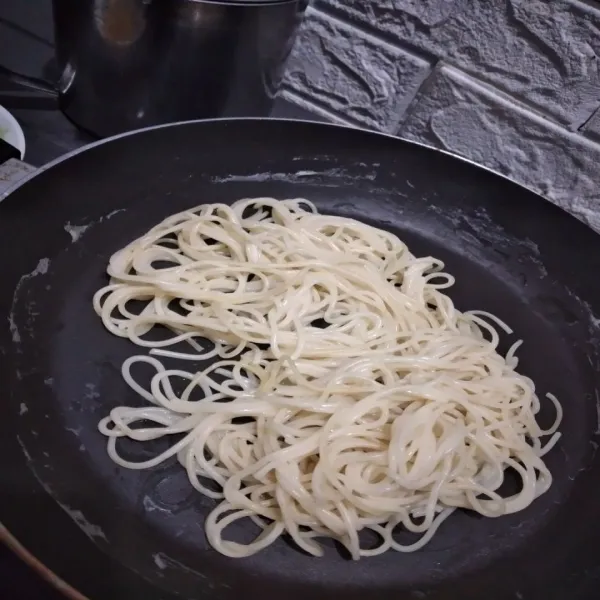 Rebus spaghetti hingga matang al dente.