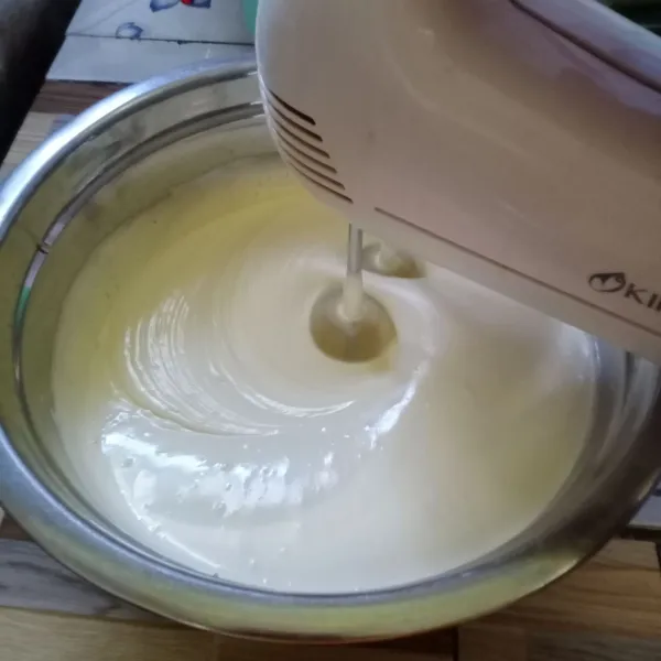 Mixer telur, gula pasir, SP, dan vanilla dengan kecepatan tinggi sampai kental berjejak.