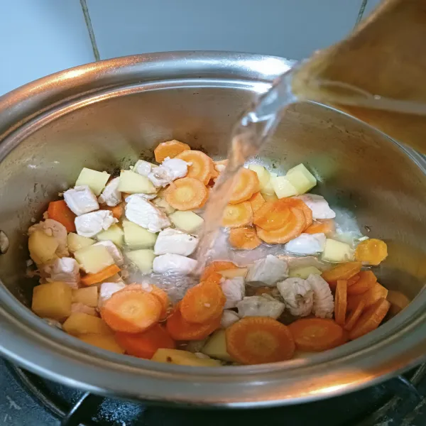 Masukkan wortel, kentang dan beri air secukupnya. Masak hingga mendidih