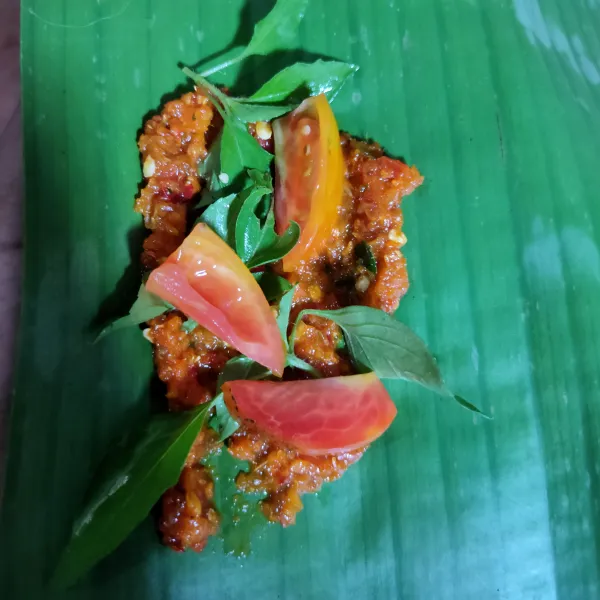 Siapkan daun pisang, letakkan bumbu, irisan tomat, daun kemangi lalu letakkan ikan pindang tutup dengan bumbu dan daun kemangi kemudian bungkus.