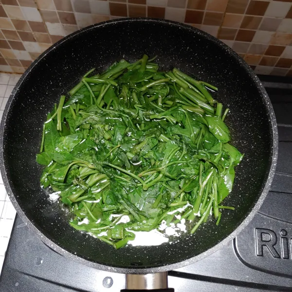 Rebus kangkung hingga layu, angkat dan tiriskan. Sajikan dengan bumbu rujak.