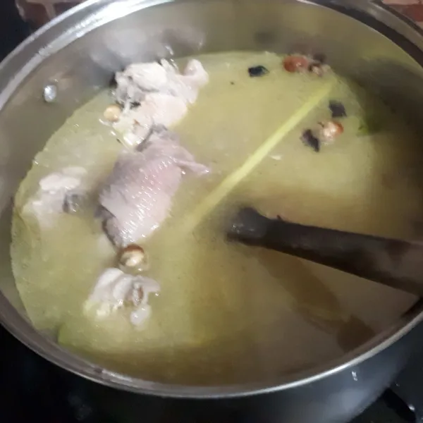 Rebus air,masukan bumbu halus,ayam dan santan cair,setelah mendidih pisahkan ayam dari kuah