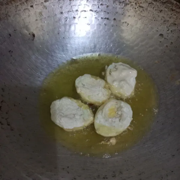 Goreng telur hingga kecokelatan, tiriskan.