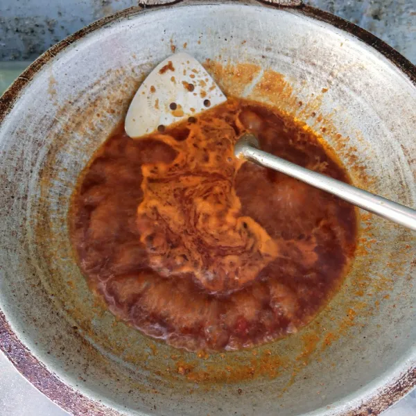 Tumis bumbu dasar merah, cabai merah, cabai hijau besar dan cabai rawit sampai harum dan layu. Kemudian masukkan air dan bumbu lainnya. Aduk rata. Masak sampai mendidih. Icip rasa.