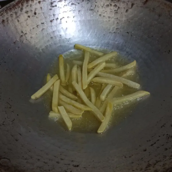Goreng irisan kentang hingga matang, tiriskan