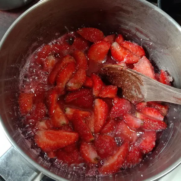 Masak dengan api kecil, sambil terus diaduk sampai buah lunak. Pada proses ini, air dari strawberry akan keluar.