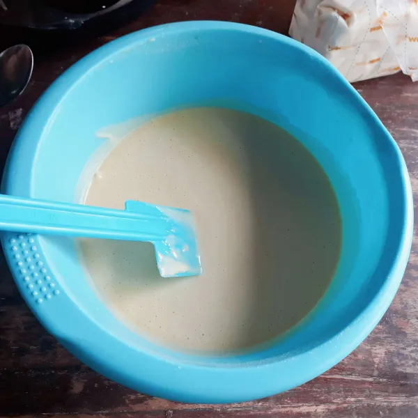 Tambahkan margarin dan garam, aduk rata dengan spatula.