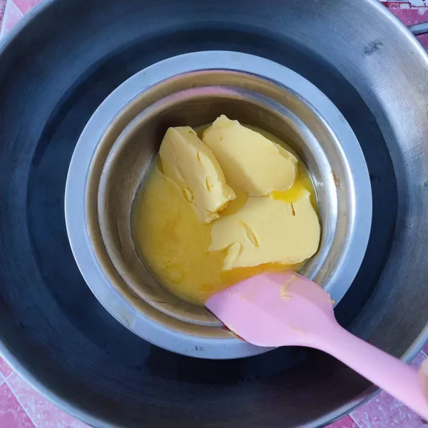 Lelehkan margarin di atas air panas dan biarkan hingga suhu ruang.