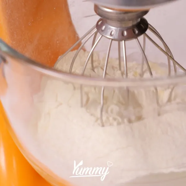 Kocok menggunakan mixer kecepatan tinggi selama 15-20 menit lalu ratakan sisa tepung dipinggir mangkuk dan kocok kembali hingga kental, mengembang dan berwarna putih.