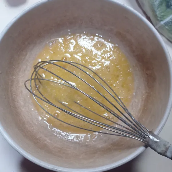 Kocok lepas telur, gula pasir dan vanili hingga gula larut.