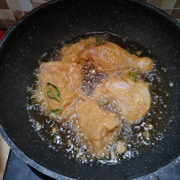 Setelah 30 menit,keluarkan ayam dari kulkas dan goreng dengan minyak panas. Masak hingga ayam matang dan renyah. Angkat tiriskan.