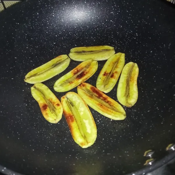 Bakar pisang dengan api kecil sambil di bolak-balik hingga matang dan kecokelatan.