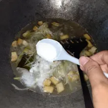 Masukkan krimer, gula, garam, kaldu bubuk, aduk rata.