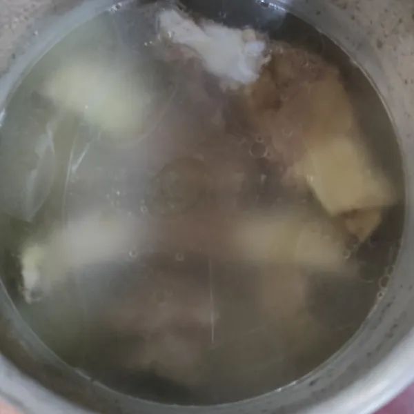 Bersihkan iga dan daging sapi, kemudian presto hingga empuk. Lalu tiriskan dan potong dadu daging, kemudian saring air rebusannya.