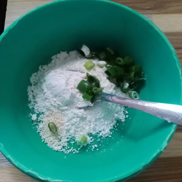 Dalam wadah masukkan tepung terigu, daun bawang, dan kaldu jamur.