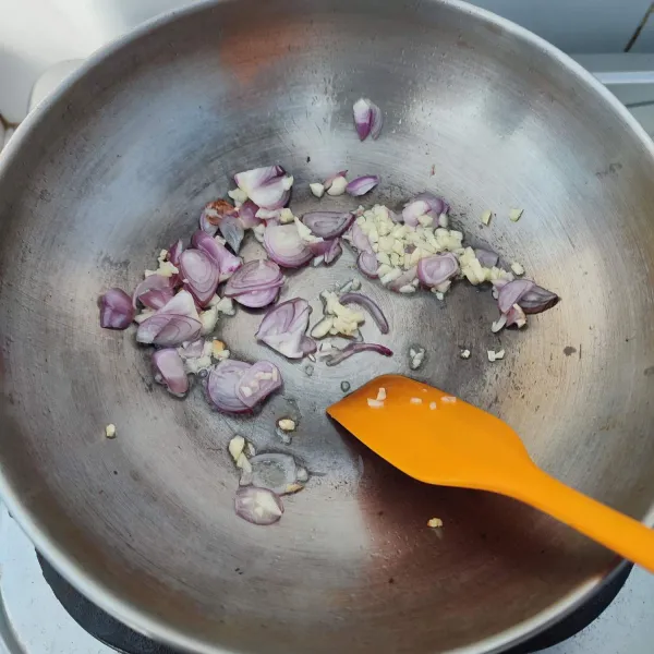 Tumis bawang merah dan bawang putih cincang dengan olive oil sampai layu dan harum.