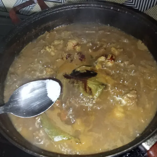 Bumbui dengan kecap manis, garam, gula pasir, dan kaldu jamur.