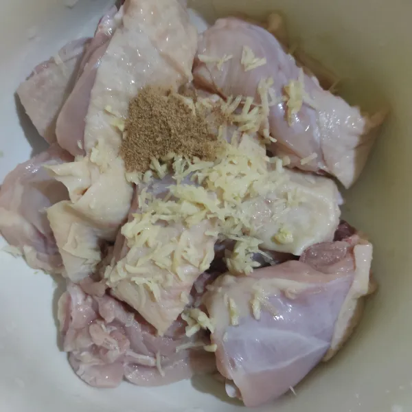Masukkan ayam ke dalam wadah, tambahkan bumbu marinasi (kaldu bubuk, lada bubuk, bawang putih dan minyak wijen), aduk hingga tercampur rata. 
Diamkan selama 10 menit hingga bumbu meresap.