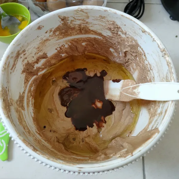 Masukkan coklat cair, susu kental manis coklat dan minyak goreng. Aduk kembali dengan cara di bolak-balik.