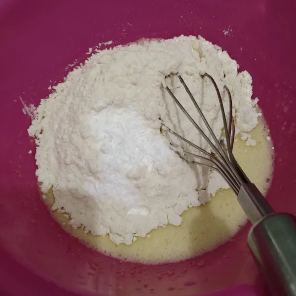 Tambahkan tepung terigu, baking powder, dan baking soda, lalu aduk rata.