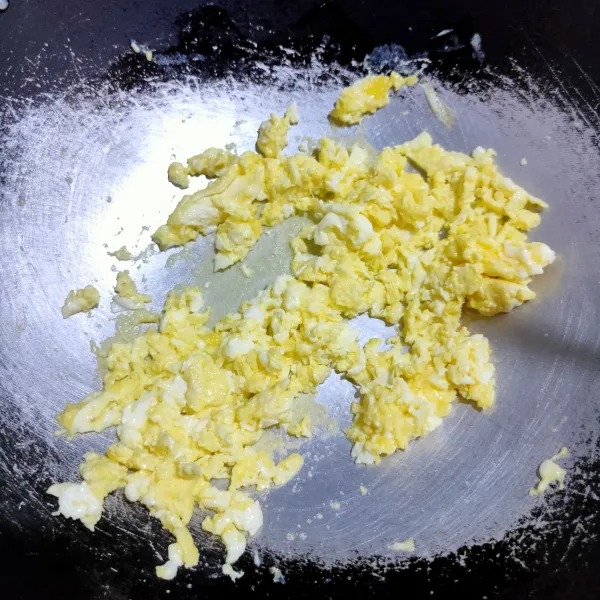 Panaskan margarin dan kocok lepas telur, kemudian buat orak-arik.