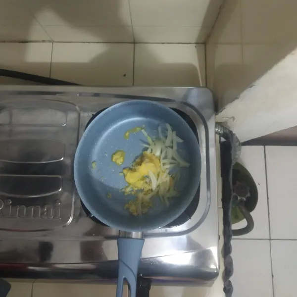 Panaskan margarin tumis bawang putih dan bawang bombay sampai harum .