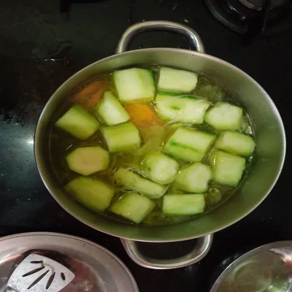 Pindahkan ke dalam panci agar memudahkan, lalu masukkan wortel dan juga ceme, kemudian terakhir masukan bihun, aduk-aduk beri garam dan penyedap rasa, masak hingga wortel lunak, cek rasa, sajikan.