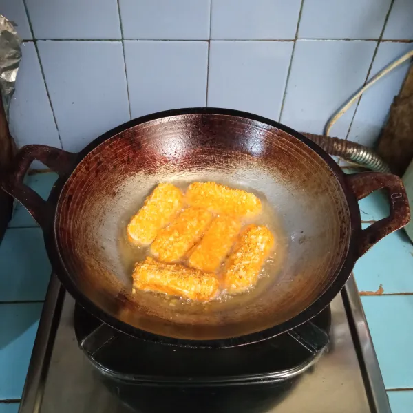 Panaskan minyak, lalu goreng tempe hingga kuning keemasan.