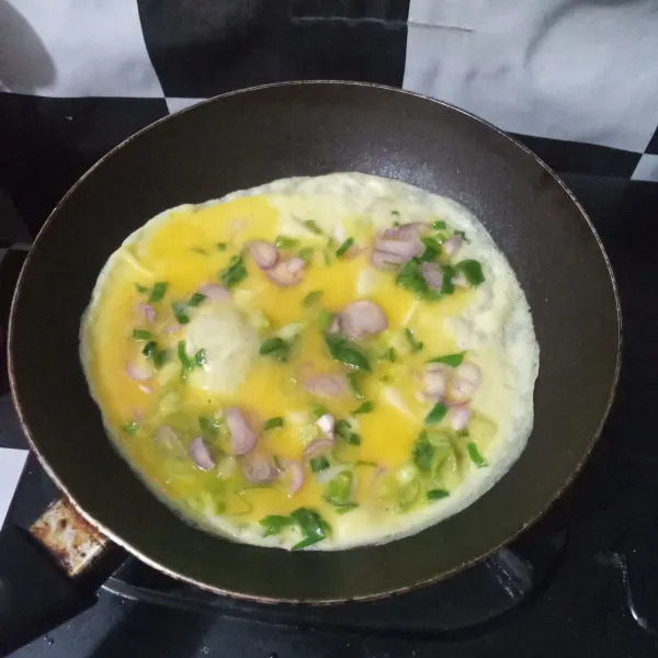 Panaskan pan dengan sedikit margarin, lalu tuang telur kocok. Goreng hingga matang dan sisihkan.