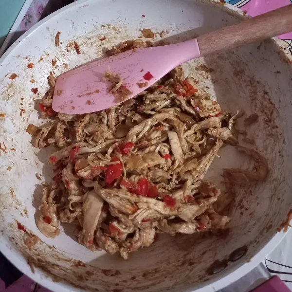 Masukan bumbu, aduk dan masak hingga bumbu merata. Agar ayam lembab, tuangkan sedikit air, kemudian masak lagi sebentar, beri garam dan kaldu bubuk, jika sudah matang ayam suwir siap disajikan bersama nasi panas.