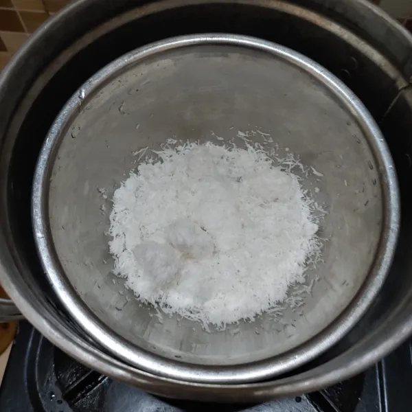 Kukus kelapa parut dengan ditambahkan sedikit garam.