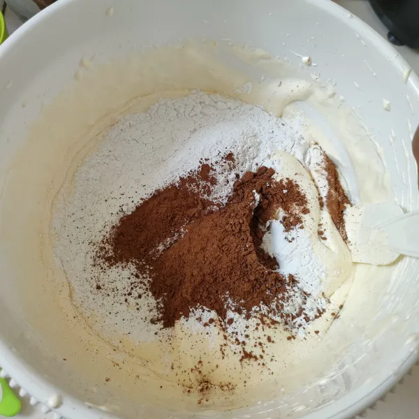 Masukkan tepung ketan, coklat bubuk, dan vanili bubuk. Aduk bolak-balik sampai rata.