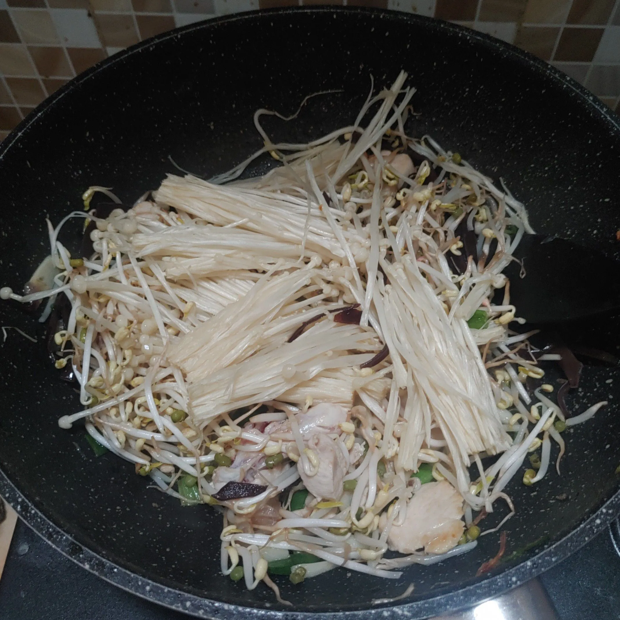 Step 4 Jamur enoki tumis