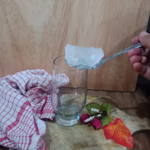 siapkan gelas, lalu beri es batu