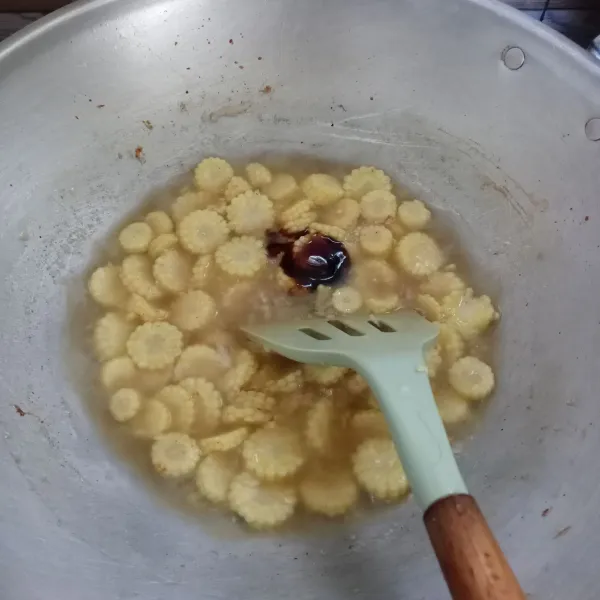 Bumbui dengan saus tiram, garam, lada dan kaldu bubuk.