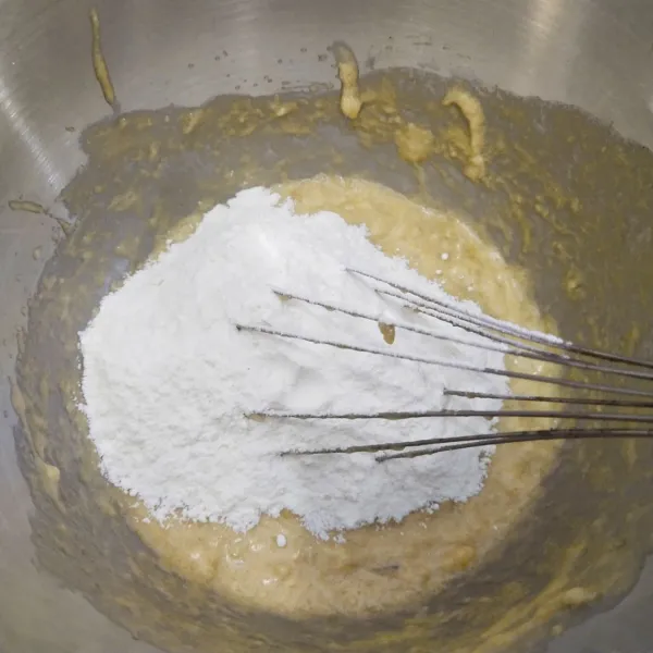 Lalu tambahkan tepung terigu, baking powder, baking soda dan garam, aduk rata.