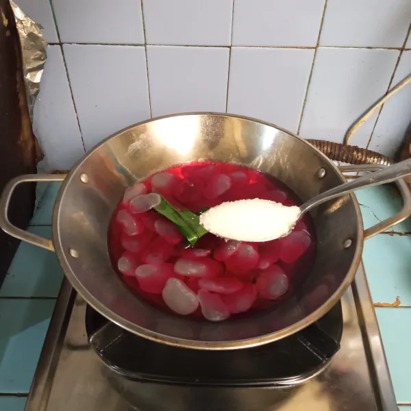 Tambahkan gula pasir, aduk hingga gula larut. Masak dengan api sedang.